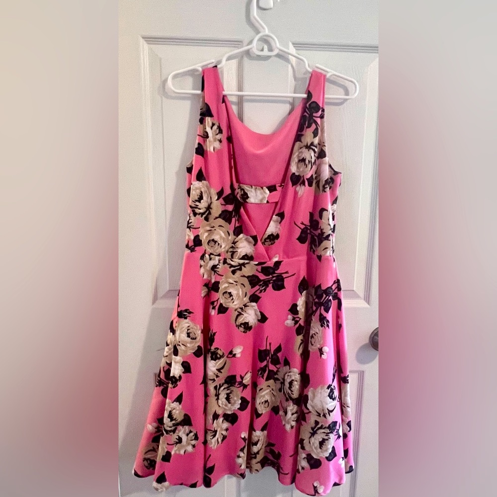 Super cute and flattering Betsy Johnson dress! Worn once to a wedding :)